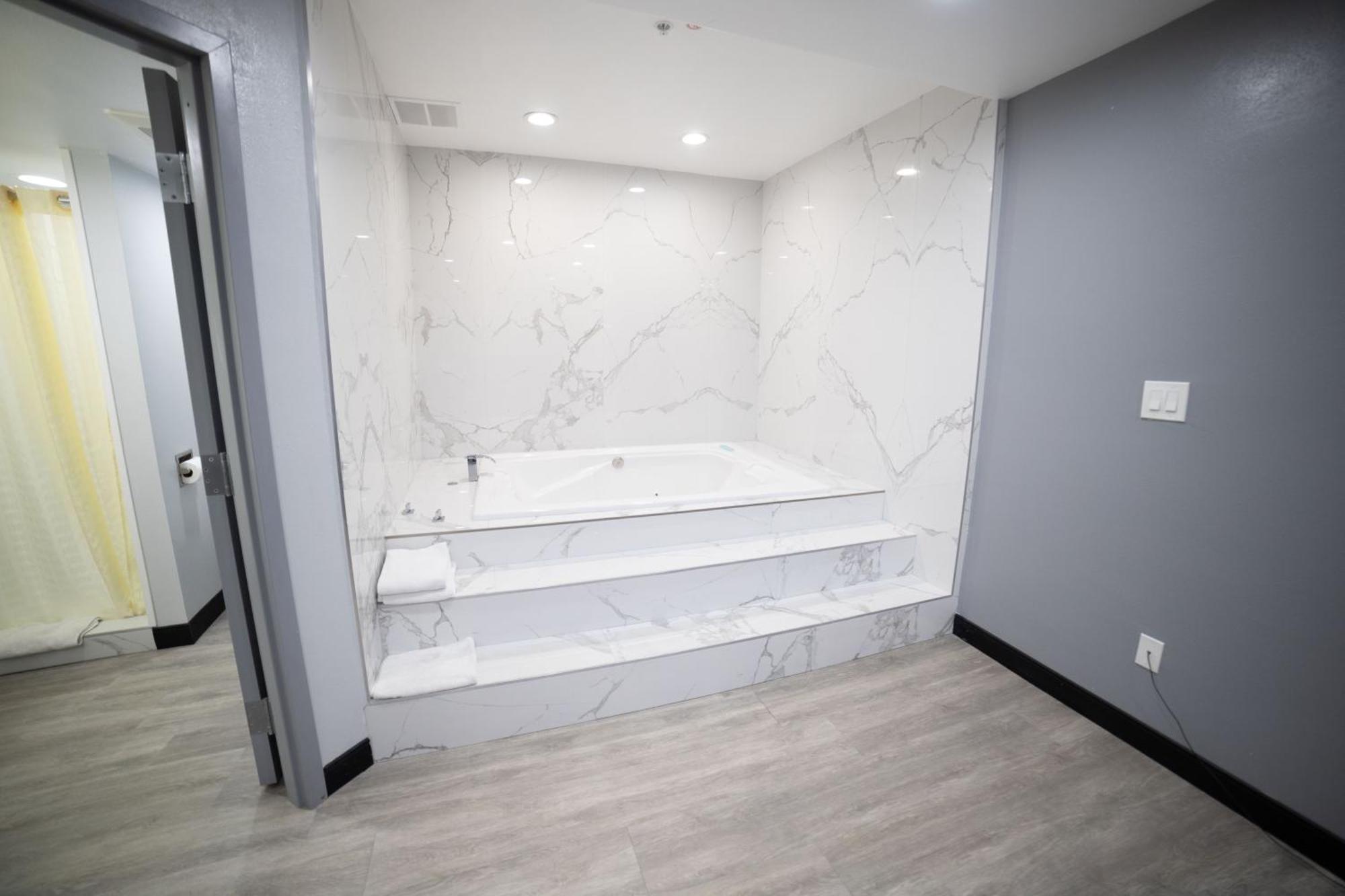 Express Inn & Suites Ontario Airport Экстерьер фото