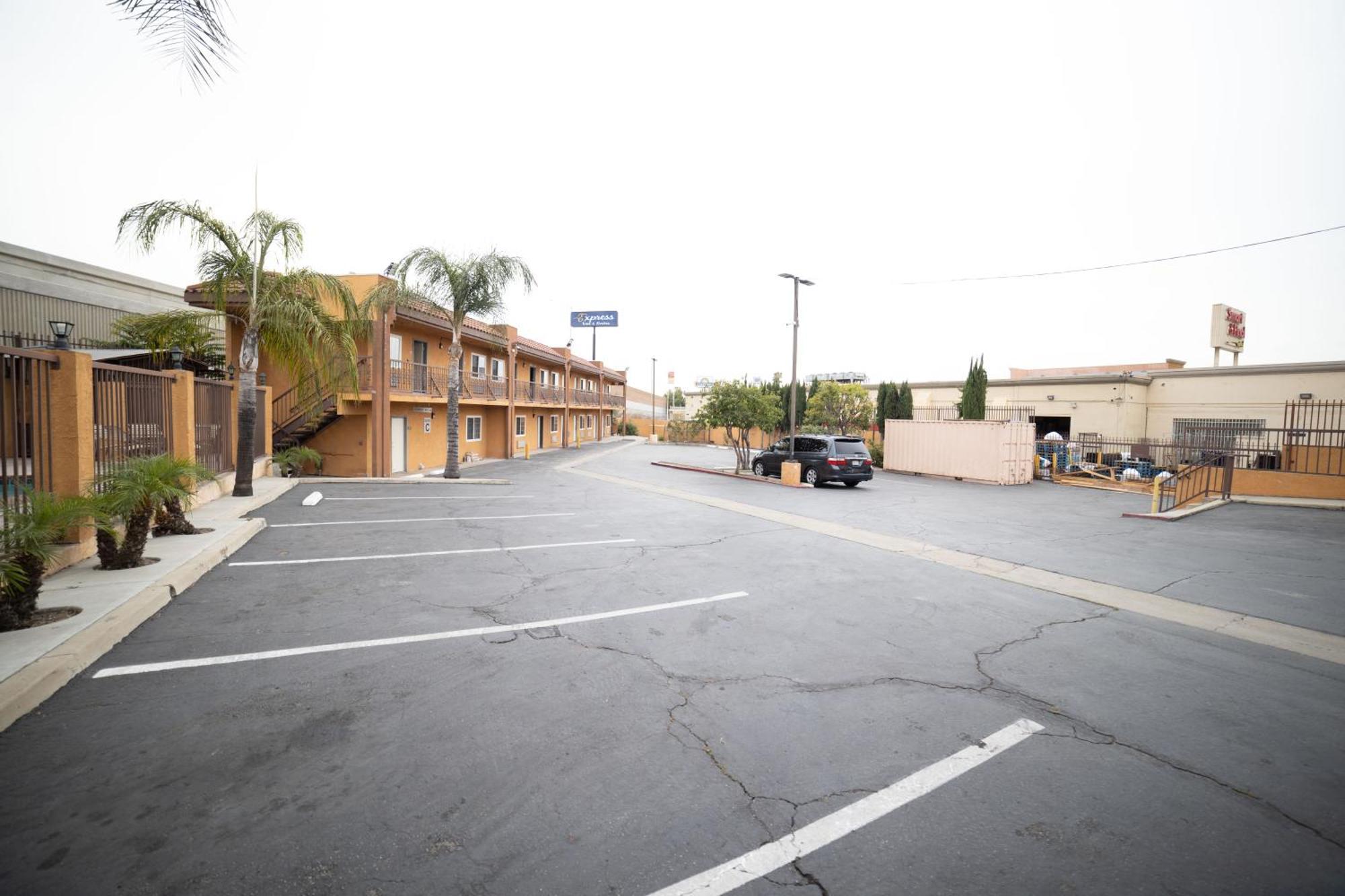 Express Inn & Suites Ontario Airport Экстерьер фото
