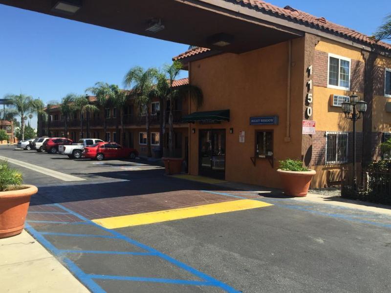 Express Inn & Suites Ontario Airport Экстерьер фото